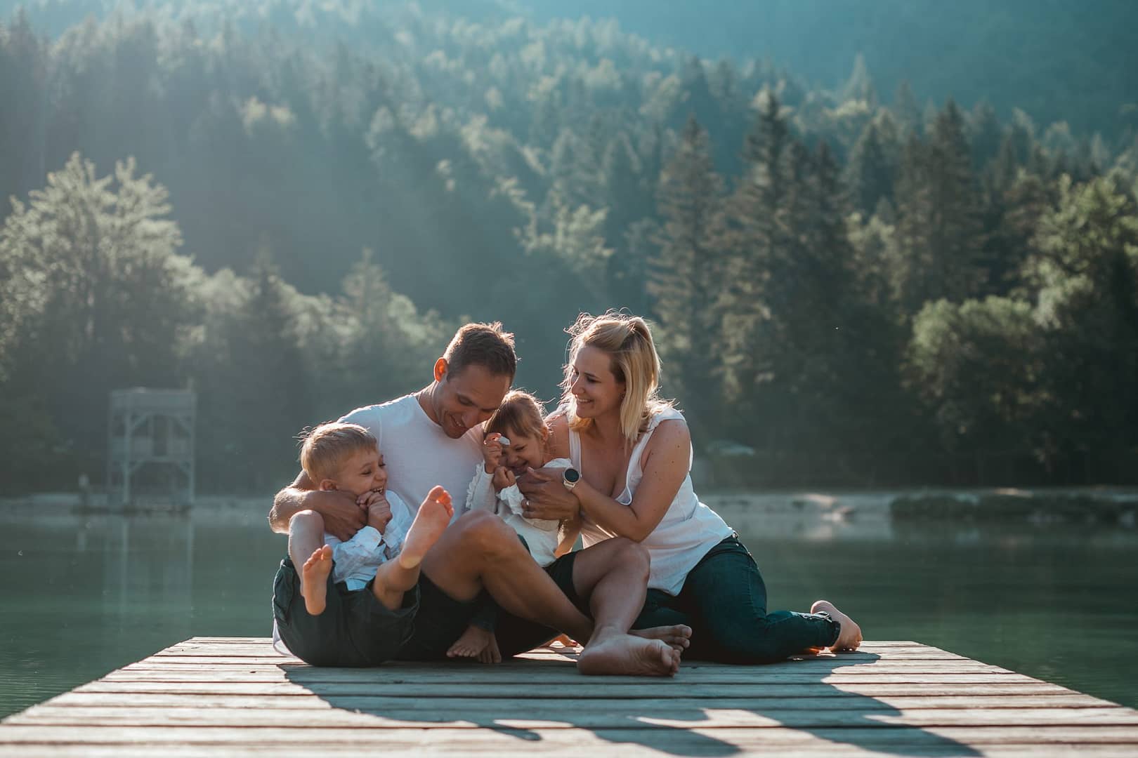 Družina na fotografiranju na Jezeru Jasna v Kranjski Gori.